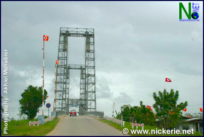 48 - Nickeriebrug - VHP vlaggen