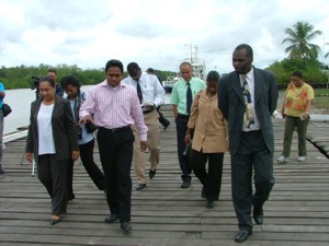Foto:Minister Guno Castelen van NV HBS ori�nteert zich op de haven van het district Nickerie. De bewindsman krijgt uitleg van Charle Getrouw, Operations Manager van de NV Havenbeheer.