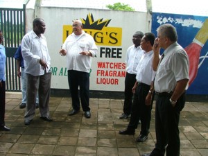 Foto: Minister Guno Castelen van TCT krijgt uitleg over de gang van zaken op South-Drain door Terminal Manager Carl Ristie.