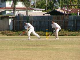 Batsman Shankar Kalloe probeert een run te maken voor Flamingo. Zijn ploeg verloor zondag de competitiewedstrijd tegen Jinnah Boys, dat daardoor aan kop gaat.