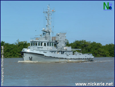 Dit militaire vaartuig was in de Nickerierivier te zien en heeft volgens bronnen te maken met verhoogde veiligheidmaatregelen in het rijstdistrict.