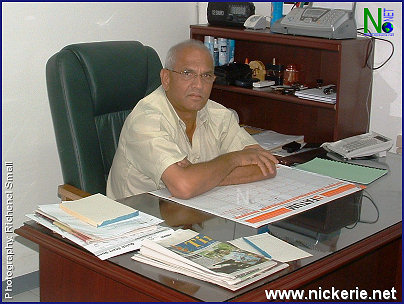 Liakat Mahawatkhan (op zijn kantoor aan de Industrieweg te Nickerie) vindt dat deelnemers aan een protestdemonstratie niet bevoegd zijn verkiezingen van de Surinaamse Padieboeren Associatie af te dwingen.