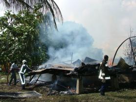 De houten woning van de familie Sohan verwoest door brand op 29 deember 2005