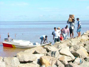 dWT foto / Beta Debidien:Reizigers, die via de back track-route uit Guyana komen, stappen uit. En van hen heeft enkele goederen meegebracht uit het buurland.-.