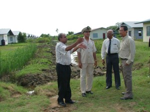 Foto: Minister Samuel Pawironadi van SOZAVO orinteert zich samen met dc Ramnewash en zijn staf in het volkswoningbouwproject in de Mr J. van Pettenpolder.-.