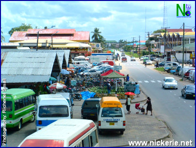 Foto : Er blijken steeds meer illegale taxi- en bushouders in Nickerie operationele te zijn die oneerlijke concurrentie leveren tegen bonafide bushouders. De illegalen hebben zelfs het lef om op de standplaats van de bussen op het parkeerterrein van de openbare markt passagiers te ronselen.  