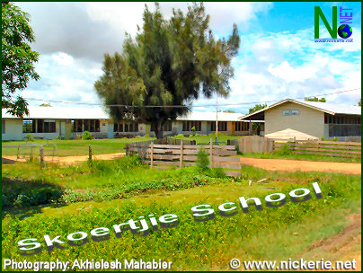 Skoertjie school Nickerie ontvangt computers. Binnenkort pc cursus door leden van Team Nickerie.Net