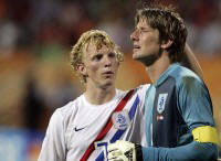 Edwin van der Sar wordt na het laatste fluitsignaal getroost door Dirk Kuyt (l).