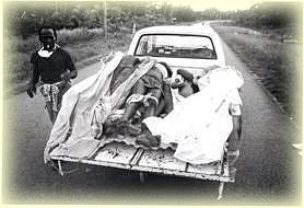 Een deel van de slachtoffers, waaronder vrouwen en kinderen, die afgevoerd werden na de slachting te Moiwana. Bij deze slachting werden weerloze burgers met kogels doorzeefd door leden van het Surinaamse leger onder leiding van Desi Bouterse.