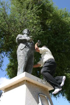 het standbeeld van Jagernath Lachmon 