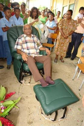 Badloe eind juni toen hij bij zijn pensionering van de school een schommelstoel kreeg om te rusten.-. 
