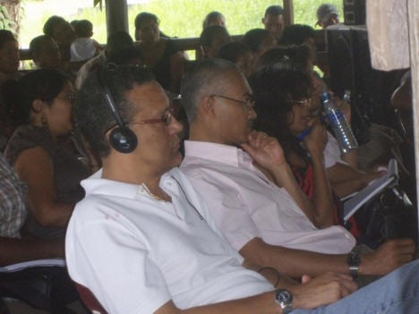 De general managers van Suralco en Billiton luisteren aandachtig naar dse bevindingen van de inheemse gemeenschap te west Suriname over de plannen voor dat gebied. Zij hopen dat de overheid zal overleggen met de plaatselijke gemeenschap.-
