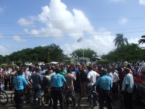 Protesterende rijstboeren van Nickerie, gistermorgen voor het districtscommissariaat te Nieuw-Nickerie