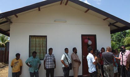 Stichting Sari heeft met donaties een nieuwe tweekamerwoning opgeleverd voor de familie Soman in Nickerie.
