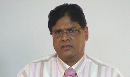 VHP-voorzitter Chan Santokhi.