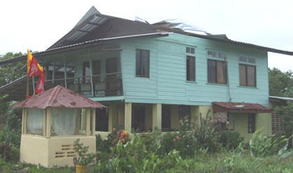 De woning van Sandjai Mohangoo in de westelijke polder van Nickerie is zondag voor de tweede keer getroffen door hevige rukwinden. 