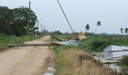 Een elektriciteitspaal van de EBS is weggerukt in de Ramadhinweg in het westen van Nickerie. 