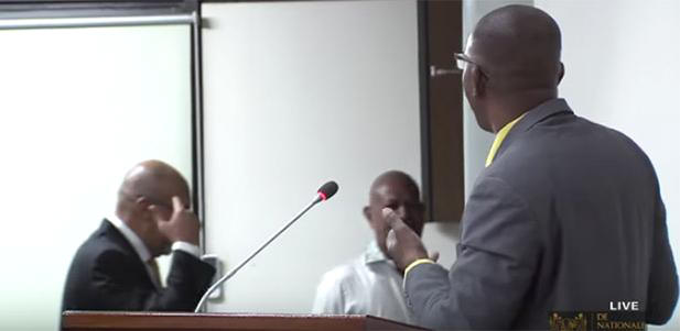 Gebarend met zijn vinger, verlaat president Desi Bouterse in november 2017 de vergaderzaal van De Nationale Assemblee tijdens de toespraak van Belfort