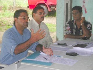 Minister Geetapersad Gangaram Panday van LVV in gesprek met Nickeriaanse vissers.