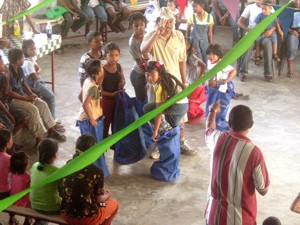 DWT foto / Beta Debidien:Stichting Solom organiseerde in verband met het eenjarig bestaan van het Gemeenschapscentrum te Longmay enkele activiteiten. De kinderen maken zich op om deel te nemen aan het onderdeel zaklopen.-.