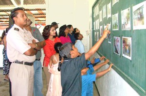 Foto:Kinderen bezoeken samen met de oudere mensen de tentoonstelling die is georganiseerd door de OS Bacovendam. Op de tentoonstelling waren zelfgemaakte spullen van de schoolkinderen te bewonderen.-.