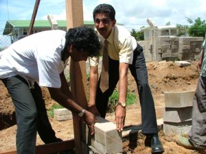 Foto.Directeur Ravin Changoer verricht samen met Sanchit, de hoofdverantwoordelijke van de rntgenafdeling de handeling ten aanzien van de eerstesteenlegging voor de bouw van een nieuwe rntgenkamer. 