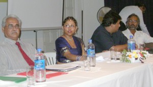 Foto-onderschrift:De inleiders op de eerste dag van de conferentie Traditie en verandering'. Van links naar rechts: Carlo Jadnanansingh, Gita Mangal-Mansaram, Henry Ori en Narinder Mokhmasingh.-