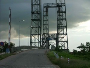 Eerste foto: De Henarbrug dWT foto/Beta Debidien:Tweede foto: Arbeiders van het Ministerie van OW bezig herstelwerkzaamheden uit te voeren. Uiterst rechts sectiehoofd Haricharan Chotoe van OW Nickerie.