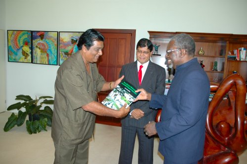 dWT foto / Werner Simons:Hardeo Ramadhin en Haroen Karamat bij de aanbieding van het boek Het district Nickerie in ontwikkelingsperspectief aan president Ronald Venetiaan.-.