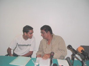 dWT foto / Eric Mahabier:Hardeo Ramadhin (rechts) samen met zoon Avinash op een gisteren gehouden persconferentie.-. 