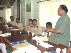 Foto: Ambassadeur Karshanjee Arjun van Guyana gisteren tijdens een ontmoeting met diensthoofden van Nickerie.-.