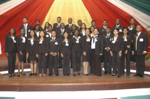 dWT foto/Werner Simons:Het Jeugdparlement van Suriname is een feit na de installatie gisteren in de Congreshal. Het geheel had een ordelijk verloop, wat aangeeft dat de organisatie alles tot in de puntjes had voorbereid en niets aan het toeval had overgelaten.-.