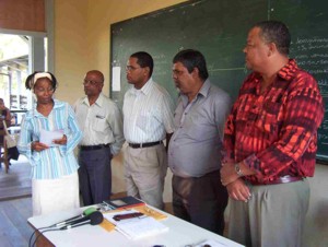 Foto:Opleidingscordinatrice L.Pelswijk houdt een korte toespraak bij de start van de avondopleiding MULO in Nickerie.-.