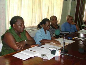 Foto: De commissie Volkskerstzang geeft uitleg over de kerstactiviteiten die op 18 december worden gehouden in Nickerie.-