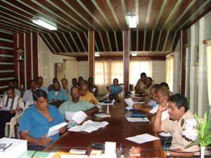 Foto: De vertegenwoordigers van de watergebruikers in de landbouw in het district Nickerie. Deze bijeenkomst werd gisteren gehouden op het districtscommissariaat te Nieuw-Nickerie.