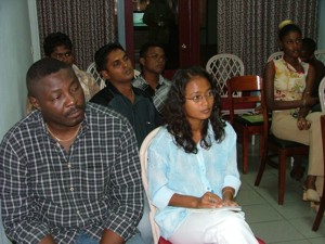 Foto: Districtscordinator Guilliano Snip en enkele jeugdparlementarirs maakten deel uit van het jeugdcongres, dat gehouden werd in het district Nickerie.