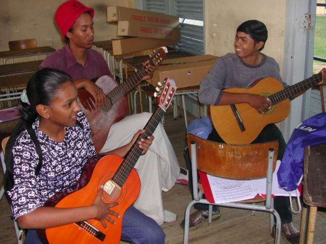 Foto: Enkele jeugdigen zijn bezig te oefenen tijdens de gitaarlessen in een van de leslokalen van de Bueno Bibaz Muloschool te Nieuw Nickerie.-.