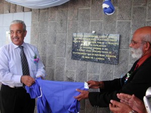 Vice-president Jules Ajodhia en VCB-directeur Ramlakhan, rechts, onthullen het naambord van het nieuwe VCB-kantoorpand in Nickerie.-.