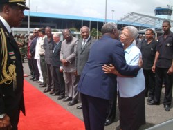 President Ronald Venetiaan neemt met een warme brasa afscheid van first lady Liesbeth Venetiaan-Vanenburg, voordat hij in het vliegtuig stapt, waarmee hij gisteren naar de CARICOM-staatshoofdenvergadering vertrok.-