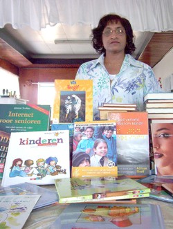 Begeleidster Gaytrie Jobodh toont de boeken die geschonken zijn aan de scholen in Nickerie.-.