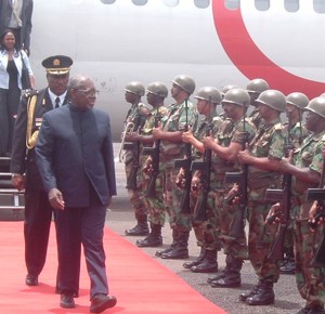 President Ronald Venetiaan daalt uit het DCA-vliegtuig, waarmee hij gistermiddag naar Suriname terugkeerde. Het staatshoofd participeerde in St Kitts aan de 15-de tussentijdse Caricomstaatshoofdenvergadering.