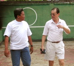 Gedelegeerd commissaris Sonny Kertoidjojo in gesprek met president commissaris Jules Tjin Wong Joe van de Finabank tijdens een van de sportactiviteiten, die waren georganiseerd ter gelegenheid van het vijfjarig bestaan van Finabank in Nickerie.-.