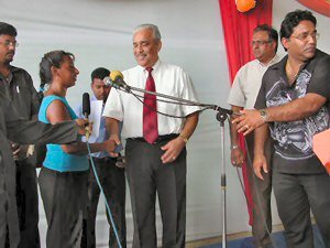 Foto: Schooljuffrouw Harriet Ramdin overhandigt de petitie aan waarnemend president Jules Ajodhia bij zijn bezoek afgelopen vrijdag aan het district Nickerie