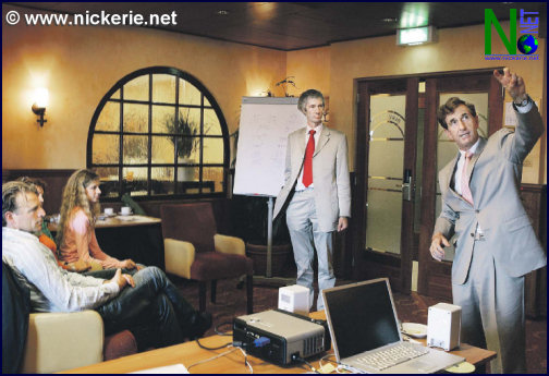 Foto: Ashley Deans (r.) en Hein Brik (m.) proberen in Akersloot belangstelling te wekken voor vedische scholen. Daar hoort transcendente meditatie bij de lesstof. FOTO JRGEN CARIS,