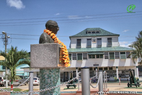 Borstbeeld Jaggernath Lachmon voor het commissariaat in district Nickerie (Fotografie: Akhiel Mahabier)