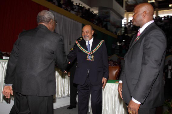 Desi Bouterse, hier op de dag van zijn bediging tot president, wordt in het rapport genoemd om zijn eerdere drugsveroordelingen. Ook coalitiegenoot Ronnie Brunswijk (rechts) staat daarom in het rapport.