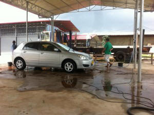 de stille invasie, een jongen van ongeveer tien jaar klust bij in een carwash(l) met een chinese eigenaar die controlerend rondloopt als een basja(r)
