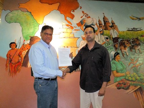 Foto: Overhandiging VHP profiel document DNA, DR en RR, www.nickerie.net