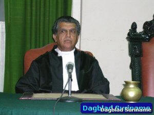 http://www.dbsuriname.com/dbsuriname/wp-content/uploads/2014/09/1-Officier-Elgin-over-heengaan-rechter-Ramnewash-300x225.jpg