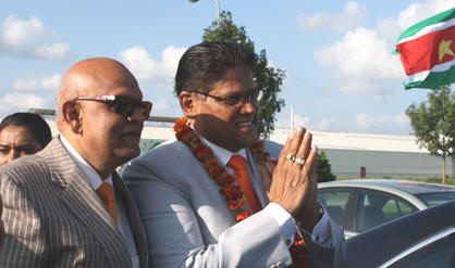 Gaandeweg de verkiezingen mag VHP-voorzitter Chandrikapersad Santokhi op meer geld vanuit Nederland rekenen voor zijn campagne. Die toezegging heeft hij van ondernemer Max Ghazi. 